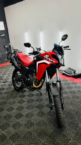 Honda Sahara 300 Rally vermelha ? apenas 10 mil km