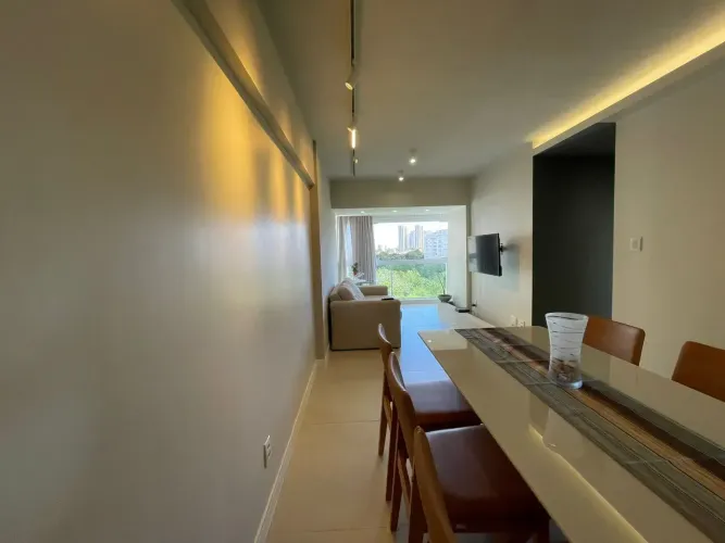 APARTAMENTO ALPHAVILLE I LAGUNA, 2/4 COM SUÍTE, VARANDA REFORMADO.