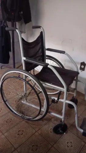 Vendo cadeira de rodas com andadores semi nova