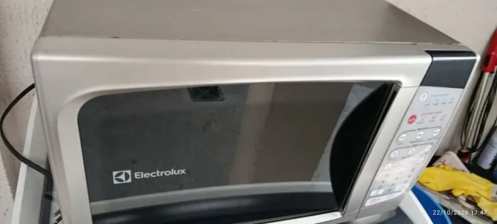 Microondas Eletrolux cinza com frente espelhada funcionando perfeitamente