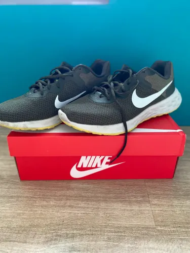 Tênis de corrida verde Nike tamanho 42