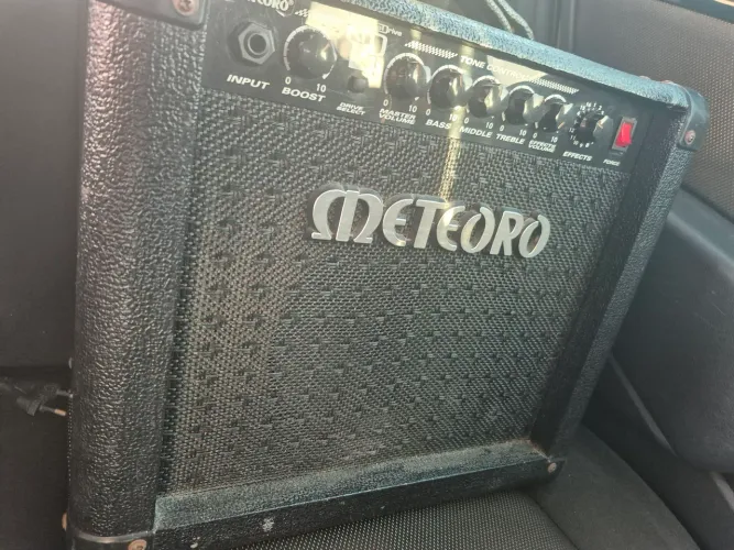 Amplificadores para baixo e violão