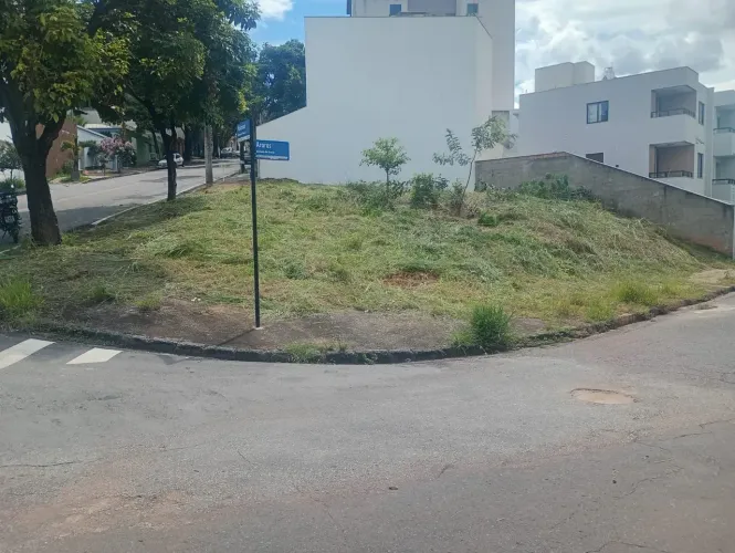 Lote de esquina, excelente localização bairro Cabral.