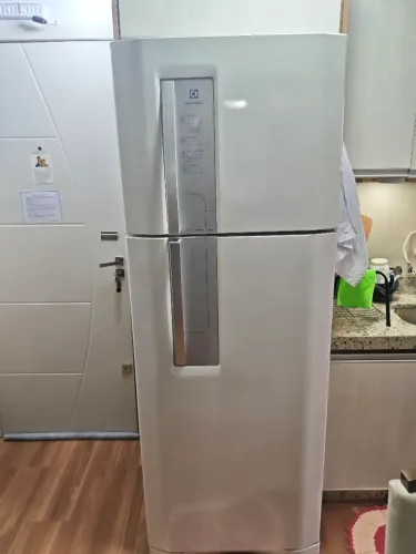 Vende-se Geladeira Frost Free Electrolux 220V