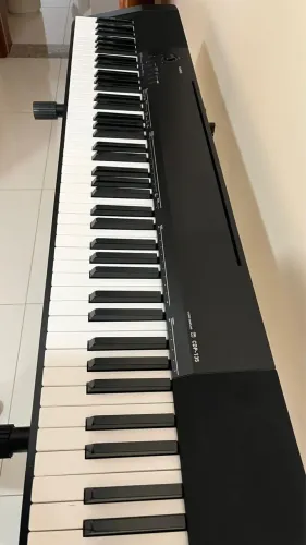 Teclado Casio CDP-135 + pedal de sustain + suporte para teclado