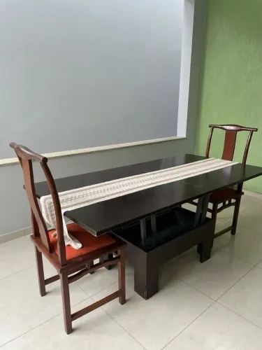 Mesa de madeira dobrável com cadeiras