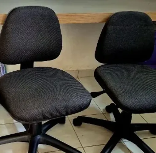 Cadeira de rodinha para escritório, estofada, semi nova em ótimo estado 