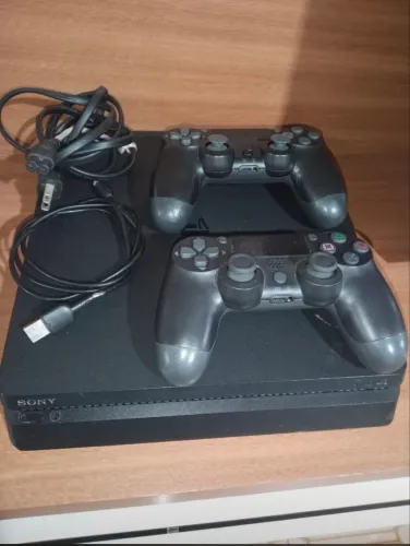 Ps4 slim semi novo acompanha 2 controles 