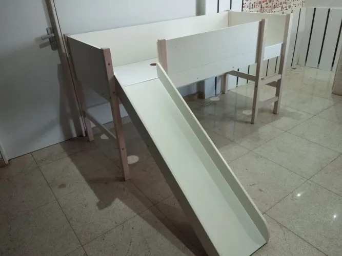 Cama infantil com escorregador