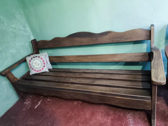 Vendo Banco de Madeira Maciça (4 Lugares)