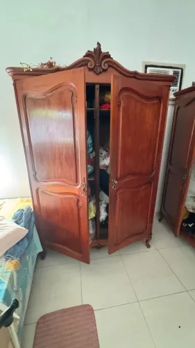 VENDE-SE ? 2 GUARDA-ROUPAS ANTIGOS EM MADEIRA DE LEI