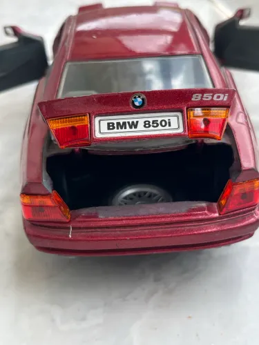 Miniatura BMW 850i Maisto Escala 1/18