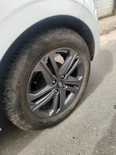 Venda ou troca/Rodas originais com pneus hb20 aro 16