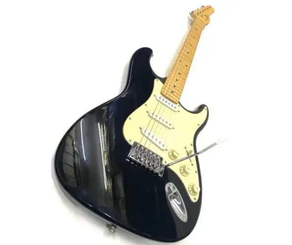 Guitarra Stratocaster Behringer Escala Clara