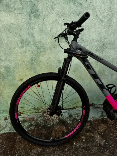 BICICLETA ARO 29 GTI COR CINZA C/ ROSA TAMANHO 15