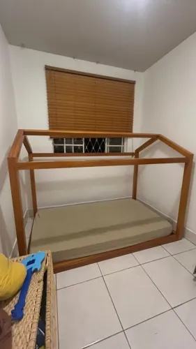 Cama montessoriana de madeira