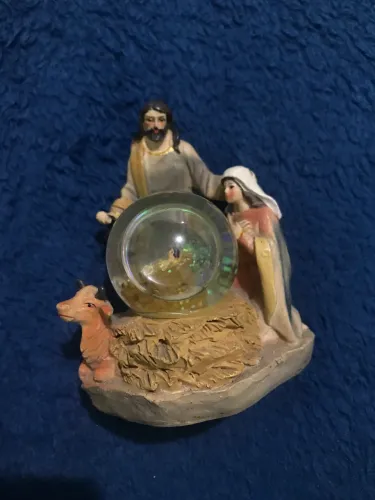 Família sagrada em resina com pilha