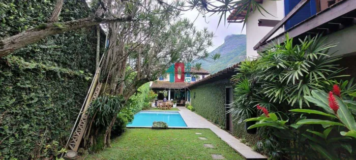 Barra da Tijuca | Casa de Condomínio 5 quartos, sendo 4 suites