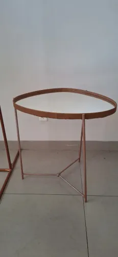 Mesa Lateral em formato orgânico/oval com tampo em espelho 4mm e borda em couro sintético