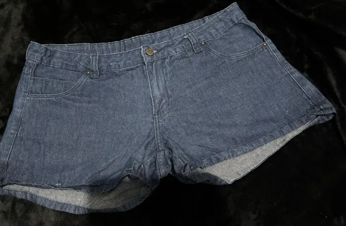 SHORTS JEANS A R$10,00 CADA