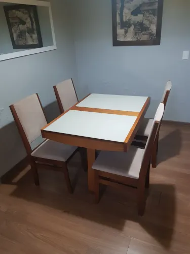 Mesa extensível com 4 cadeiras