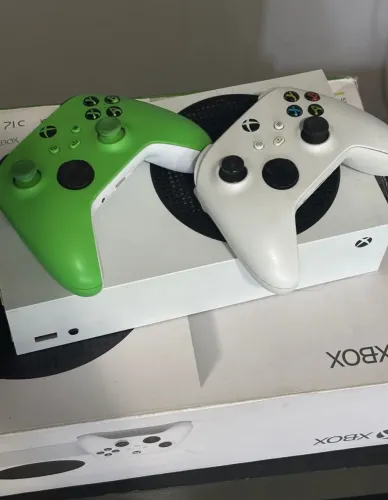 Troco ou vendo XBOX SERIES S COMPLETO COM 2 CONTROLES POR PS5 DOU MAIS UM VALOR DE VOLTA