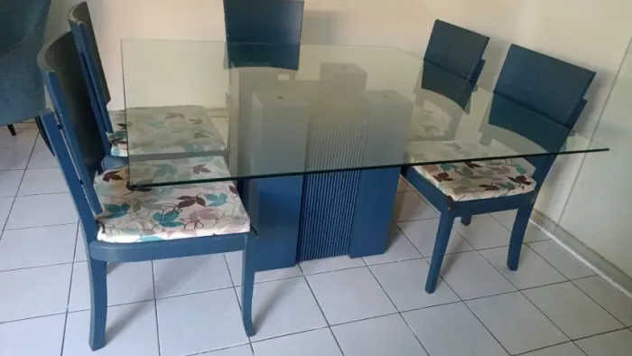 Mesa de jantar quadrada com tampo de vidro