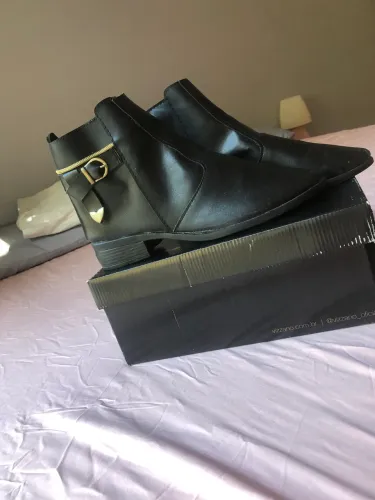 Bota Feminina Cano Curto Preta Com Fivela Dourada - Tam 37