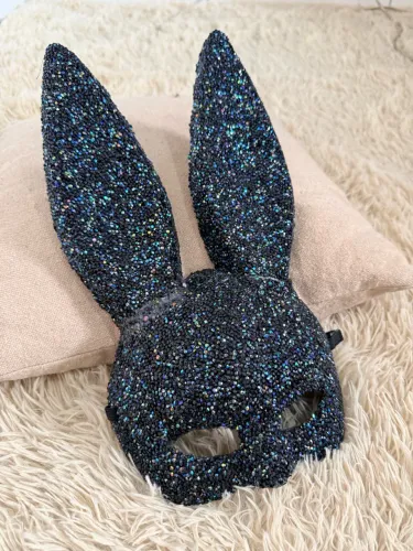 Máscara Coelha Dangerous Woman - Cravejada com Cristais ?