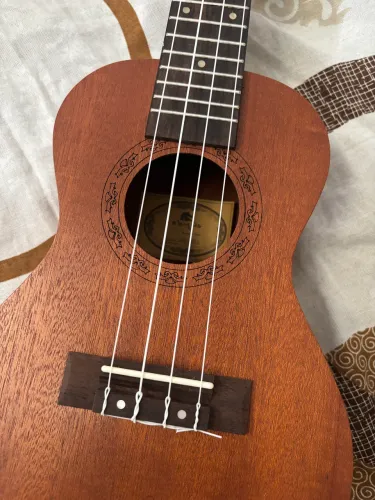 Ukulele com capa e contraste 
