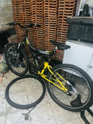 Bike Aro 26 Track TB 100 com suspensão dupla. 