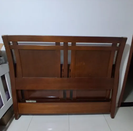 Cama madeira maciça e colchão.