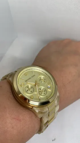 Relogio Feminino Michael Kors Dourado Com Pulseira Mista Resina Madreperola Usado