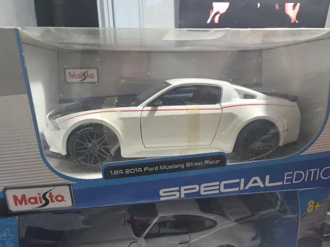 Miniatura 1:24 mustang maisto 2014 racer