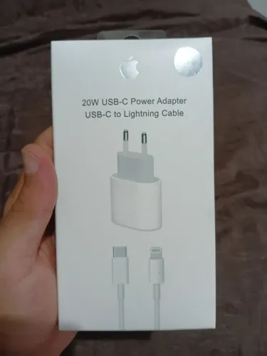 Carregador iphone com entrada type C na fonte.