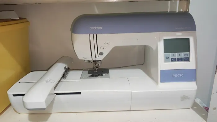 Máquina de bordar Brother PE-770