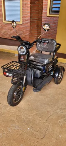 Triciclo elétrico Bonmad 1000W com 3 bancos e cestinha
