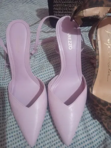 Sapatos de salto e de luxo