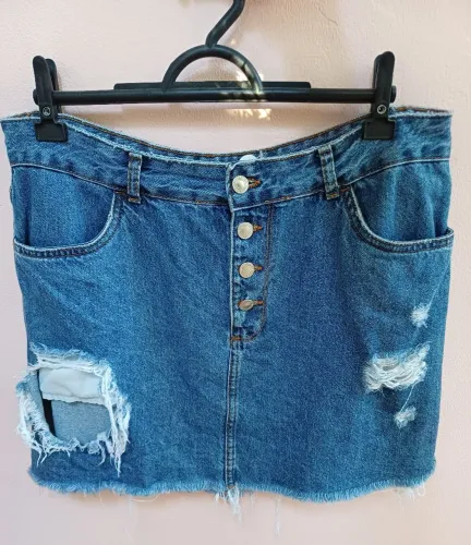 Saia jeans com destroyed