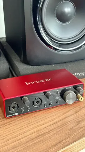 Interface de Áudio Focusrite 2i2 3ª Geração