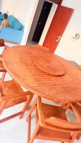 Mesa de madeira com 8 cadeiras