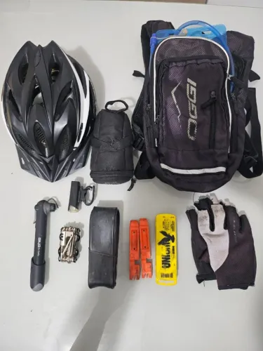 Kit Ciclismo Completo com Capacete, Mochila de Hidratação, bolsa de emergencia e acessório