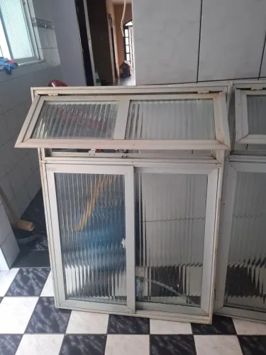 Kit 2 janelas usadas alumínio resistente e vidro canelado$350 cada vindo buscar