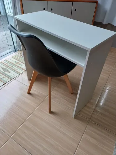 Vendo escrivaninha com cadeira