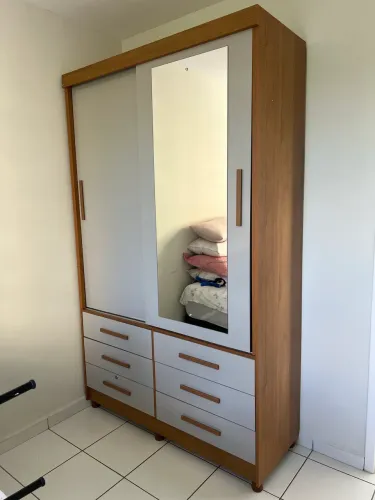 Guarda-roupa casal com espelho 