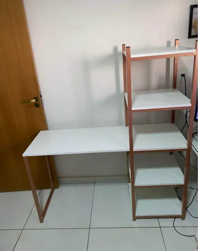 Mesa com prateleiras estilo industrial