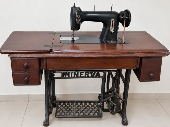 Máquina de Costura Minerva Vintage