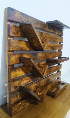 Adega rústica para garrafas e taças