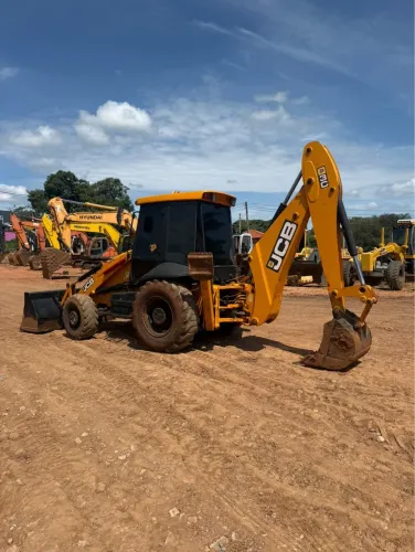 Retroescavadeira JCB - 2013