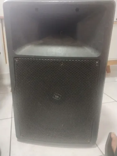 Vendo caixa JBL ativa usada